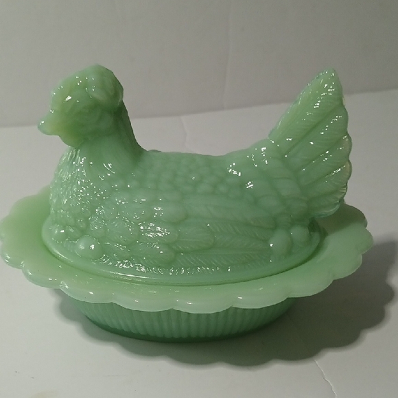 Vintage-Style Jade Green Hen Dish - Picture 5 of 9